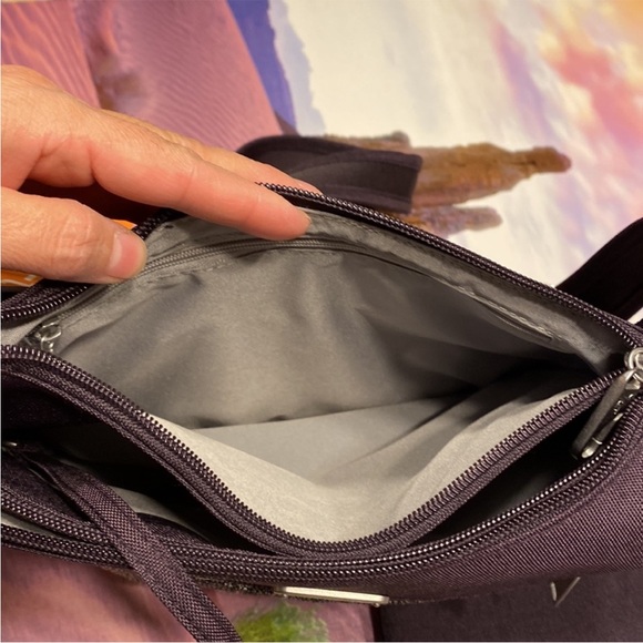 Baggallini Cross Over Crossbody Anti-theft Bag - Picture 7 of 11